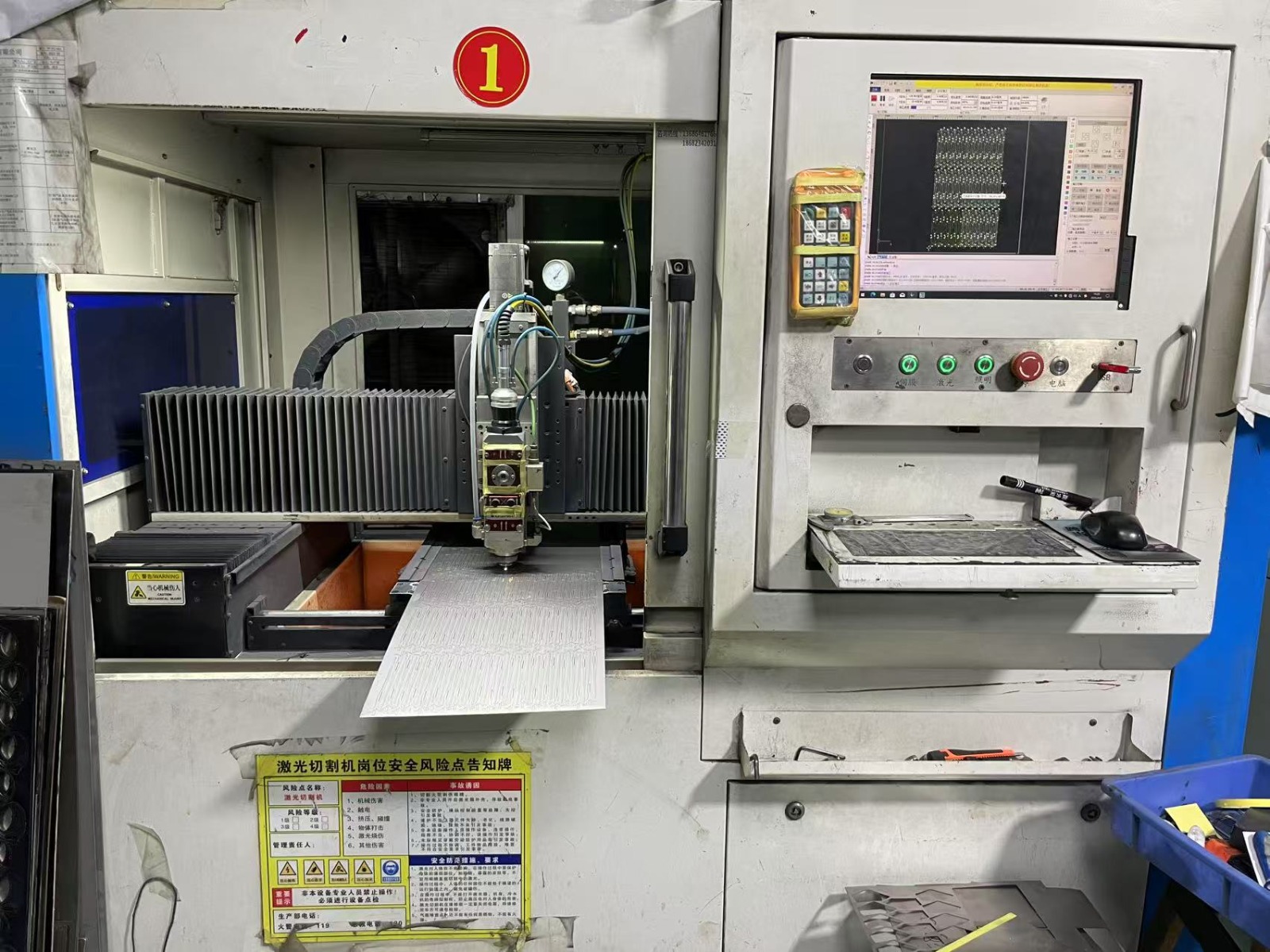 激光視覺精密切割機 (1000W) - 控制面板與切割台